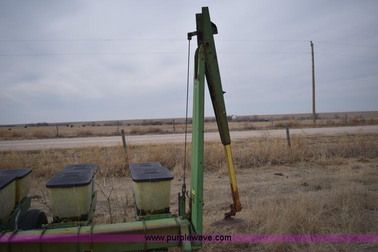 image for item E6220 John Deere 7100 planter