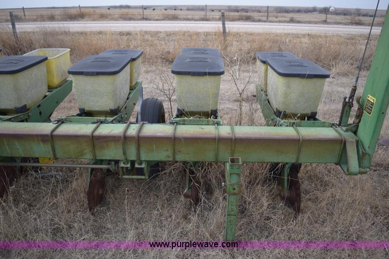 image for item E6220 John Deere 7100 planter