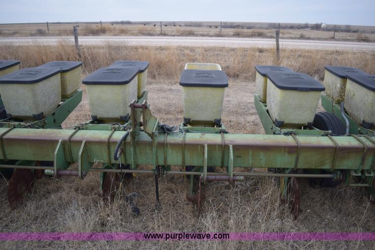 image for item E6220 John Deere 7100 planter