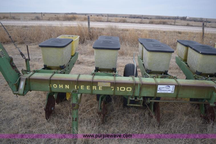 image for item E6220 John Deere 7100 planter