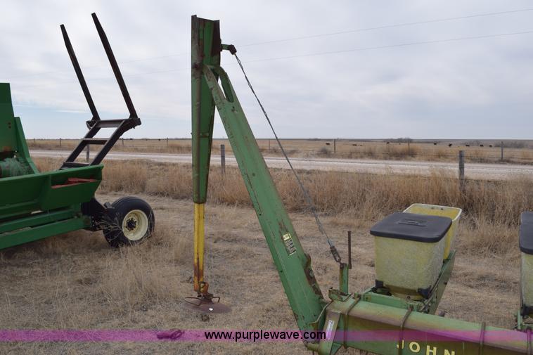 image for item E6220 John Deere 7100 planter
