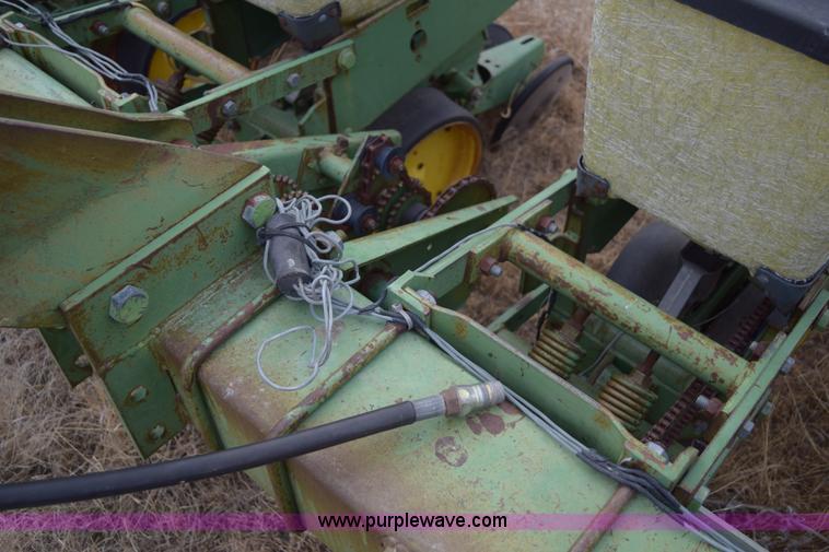 image for item E6220 John Deere 7100 planter