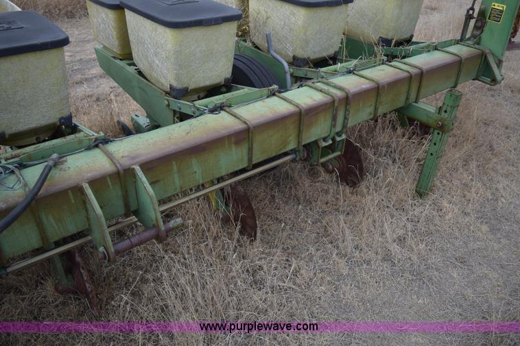 image for item E6220 John Deere 7100 planter