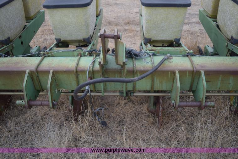 image for item E6220 John Deere 7100 planter