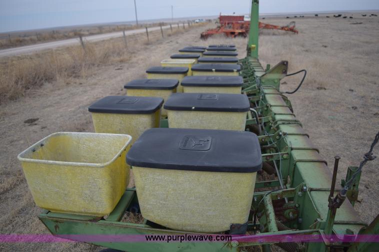 image for item E6220 John Deere 7100 planter