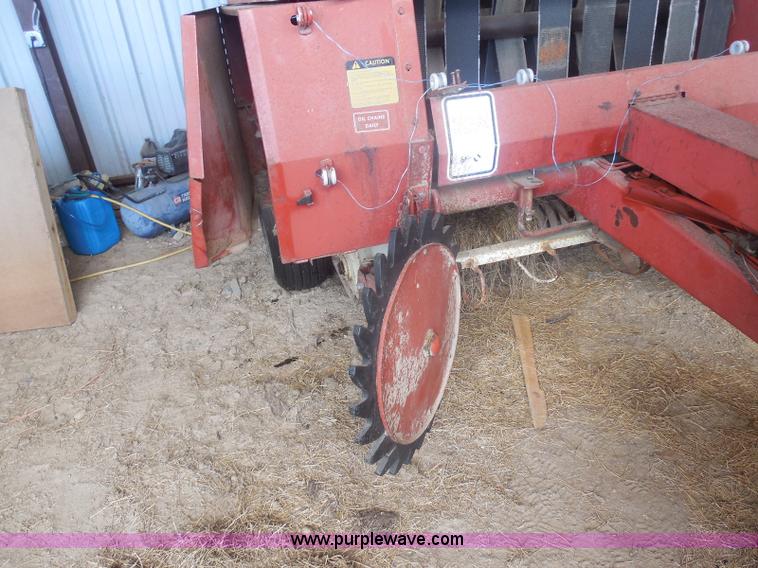 image for item E6295 1981 Hesston 5580 round baler