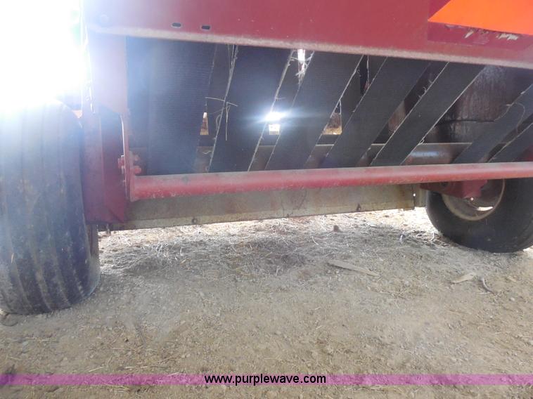 image for item E6295 1981 Hesston 5580 round baler