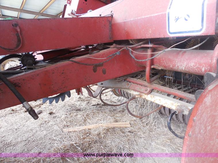 image for item E6295 1981 Hesston 5580 round baler