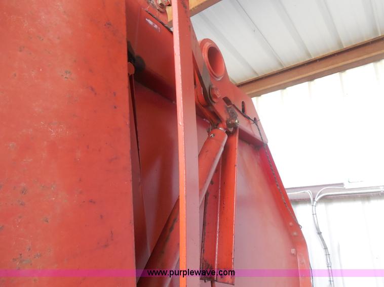 image for item E6295 1981 Hesston 5580 round baler