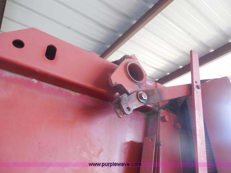 image for item E6295 1981 Hesston 5580 round baler