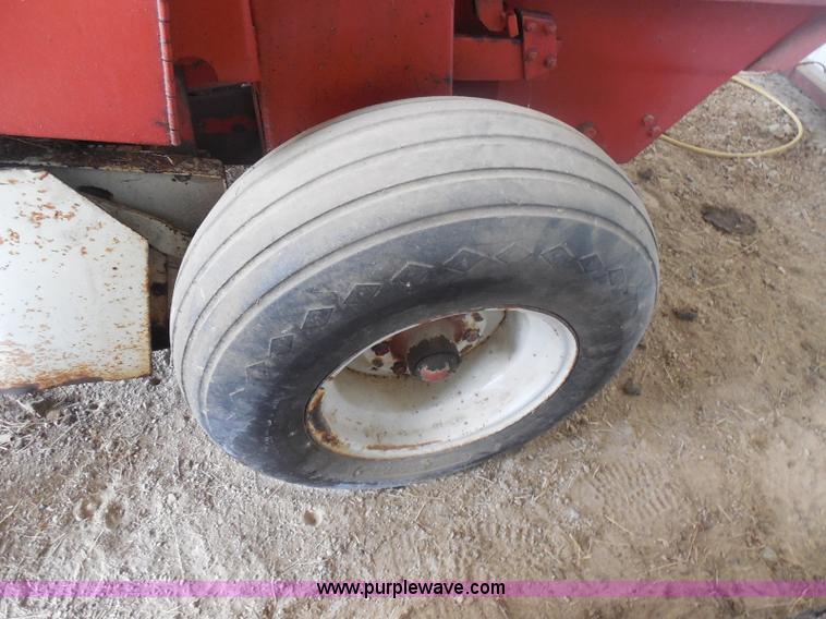 image for item E6295 1981 Hesston 5580 round baler