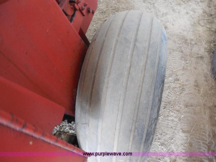image for item E6295 1981 Hesston 5580 round baler