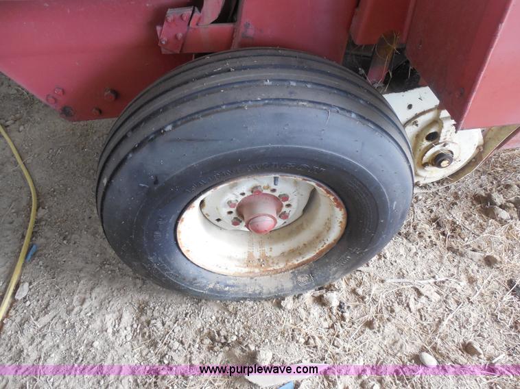 image for item E6295 1981 Hesston 5580 round baler