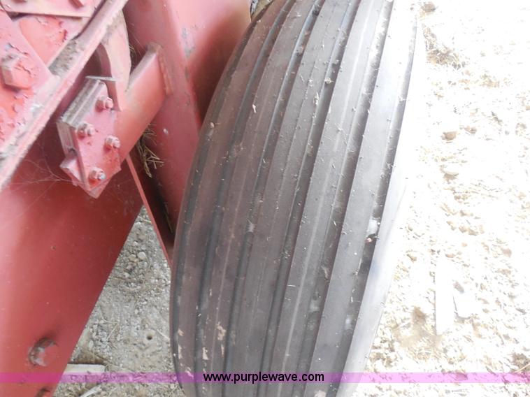 image for item E6295 1981 Hesston 5580 round baler