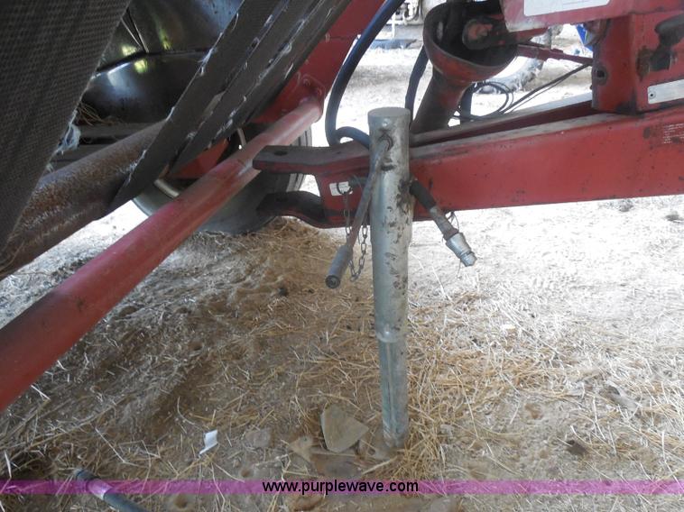 image for item E6295 1981 Hesston 5580 round baler