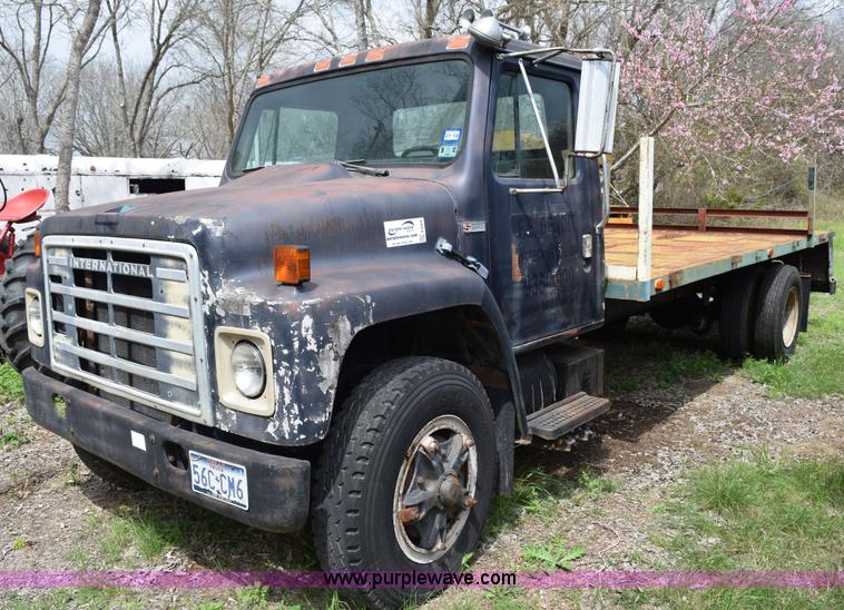 image for item E6306 1982 International 1754 flatbed truck