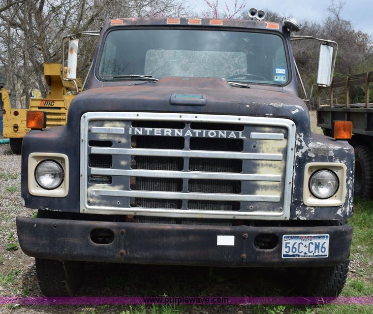 image for item E6306 1982 International 1754 flatbed truck
