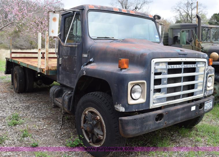 image for item E6306 1982 International 1754 flatbed truck