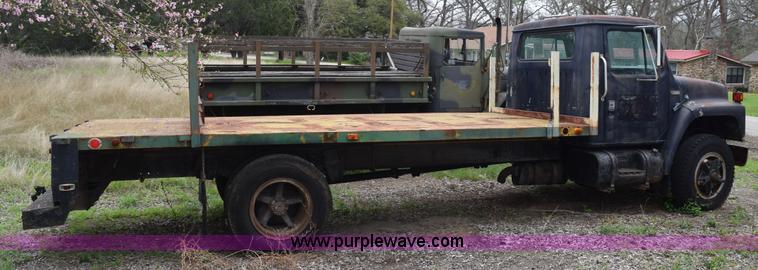 image for item E6306 1982 International 1754 flatbed truck