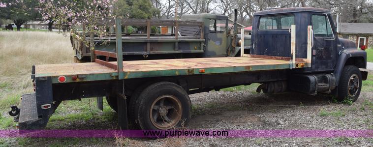 image for item E6306 1982 International 1754 flatbed truck