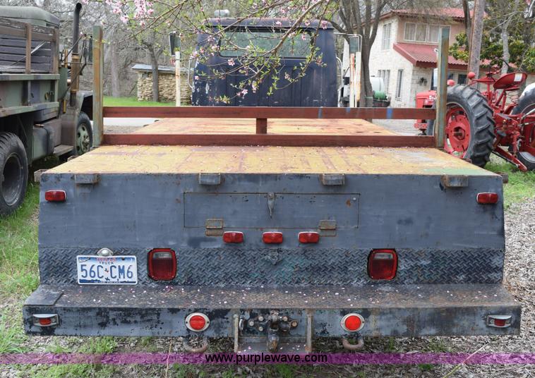 image for item E6306 1982 International 1754 flatbed truck