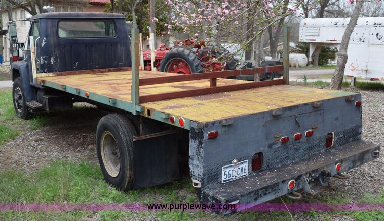 image for item E6306 1982 International 1754 flatbed truck