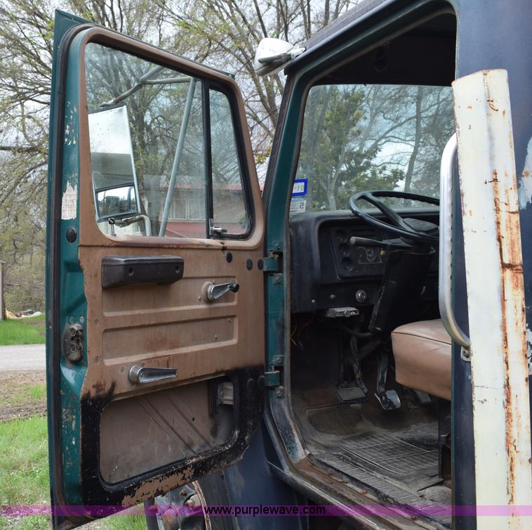 image for item E6306 1982 International 1754 flatbed truck