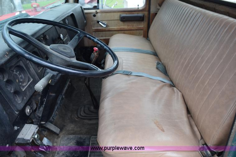 image for item E6306 1982 International 1754 flatbed truck