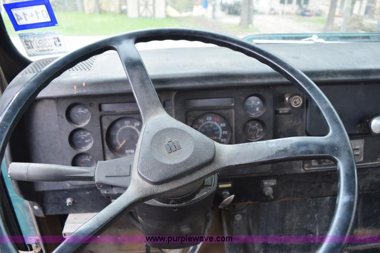 image for item E6306 1982 International 1754 flatbed truck