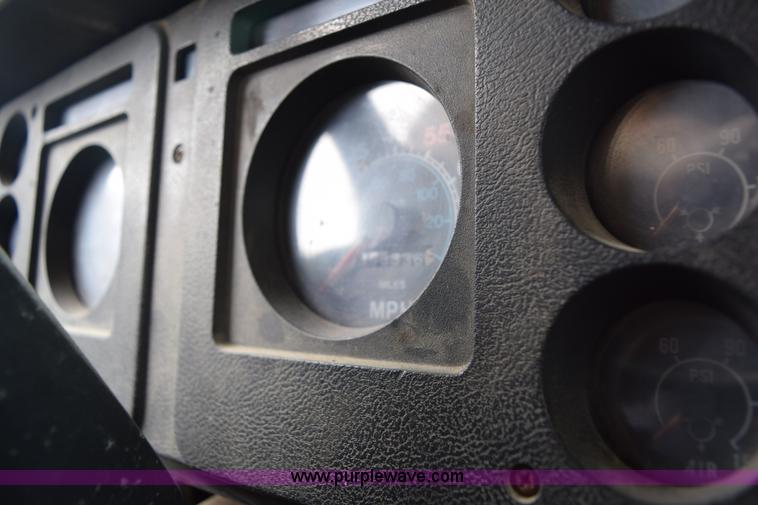 image for item E6306 1982 International 1754 flatbed truck