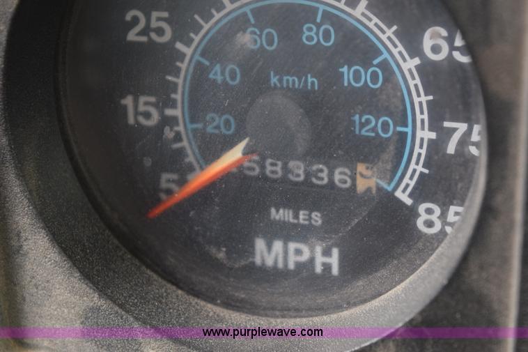 image for item E6306 1982 International 1754 flatbed truck