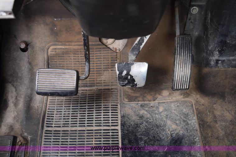 image for item E6306 1982 International 1754 flatbed truck