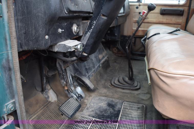 image for item E6306 1982 International 1754 flatbed truck