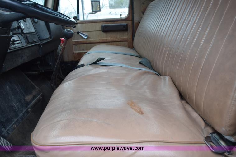 image for item E6306 1982 International 1754 flatbed truck