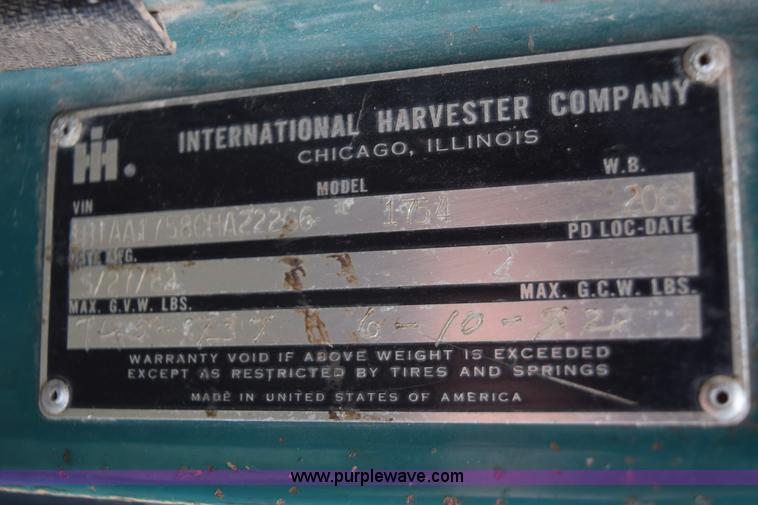 image for item E6306 1982 International 1754 flatbed truck