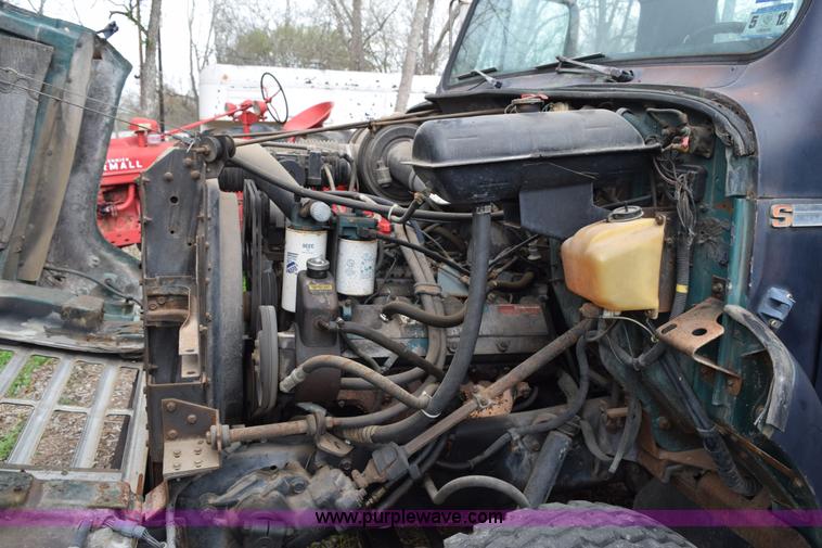 image for item E6306 1982 International 1754 flatbed truck