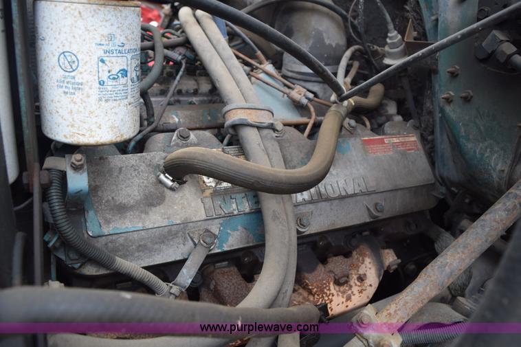 image for item E6306 1982 International 1754 flatbed truck