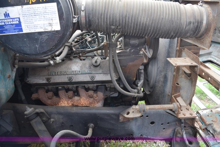 image for item E6306 1982 International 1754 flatbed truck