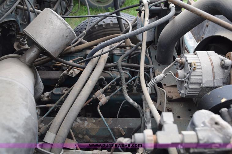 image for item E6306 1982 International 1754 flatbed truck