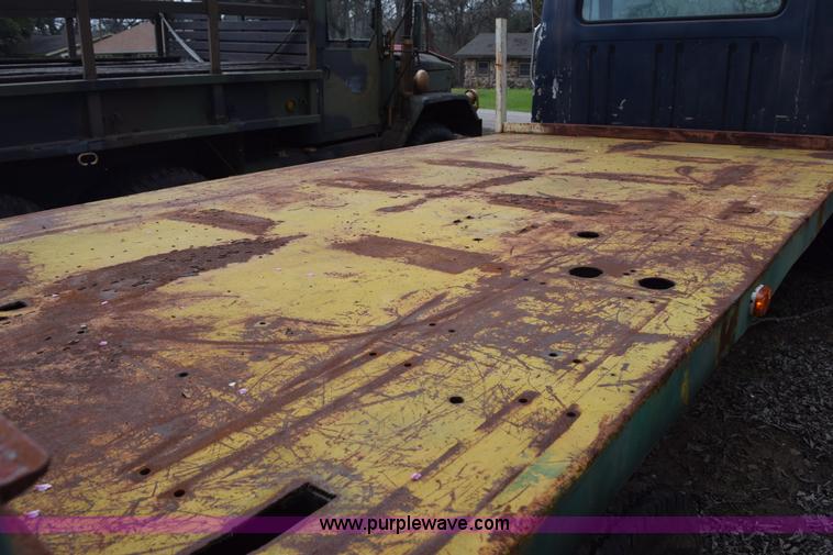 image for item E6306 1982 International 1754 flatbed truck