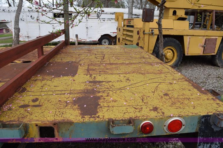 image for item E6306 1982 International 1754 flatbed truck