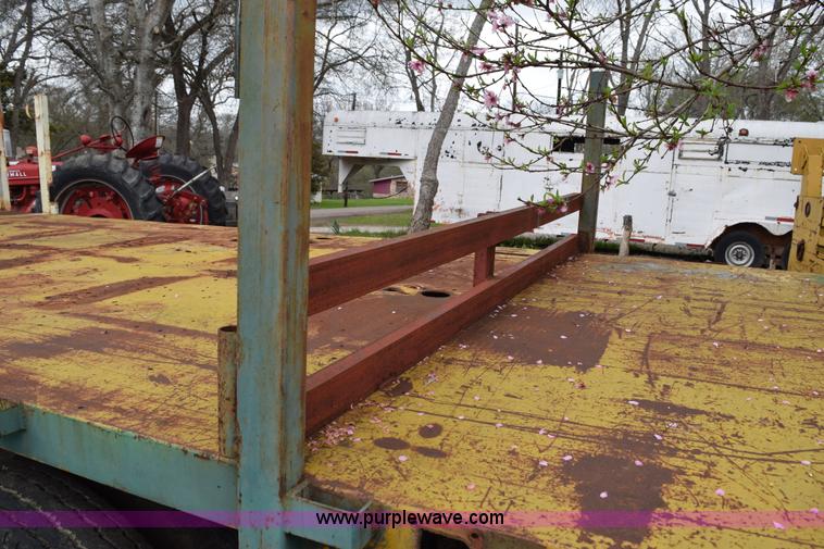 image for item E6306 1982 International 1754 flatbed truck