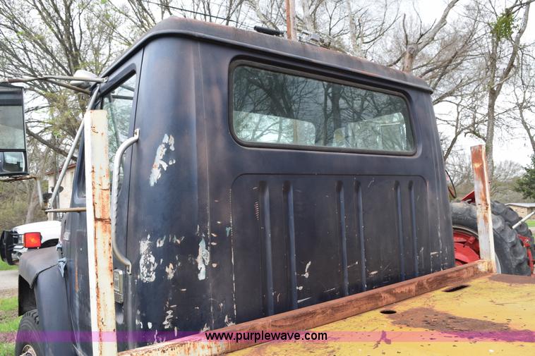 image for item E6306 1982 International 1754 flatbed truck