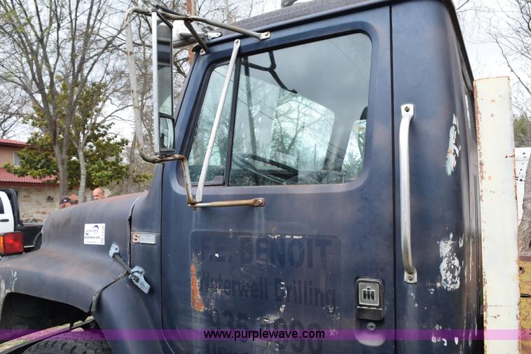 image for item E6306 1982 International 1754 flatbed truck