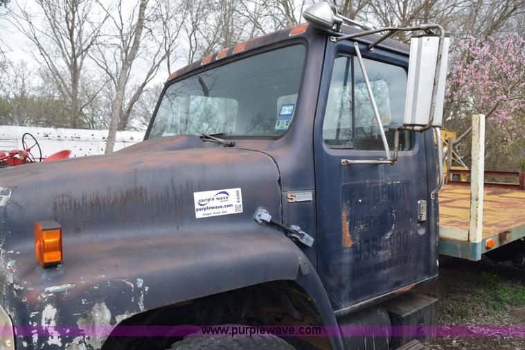 image for item E6306 1982 International 1754 flatbed truck