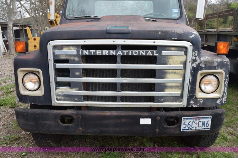 image for item E6306 1982 International 1754 flatbed truck