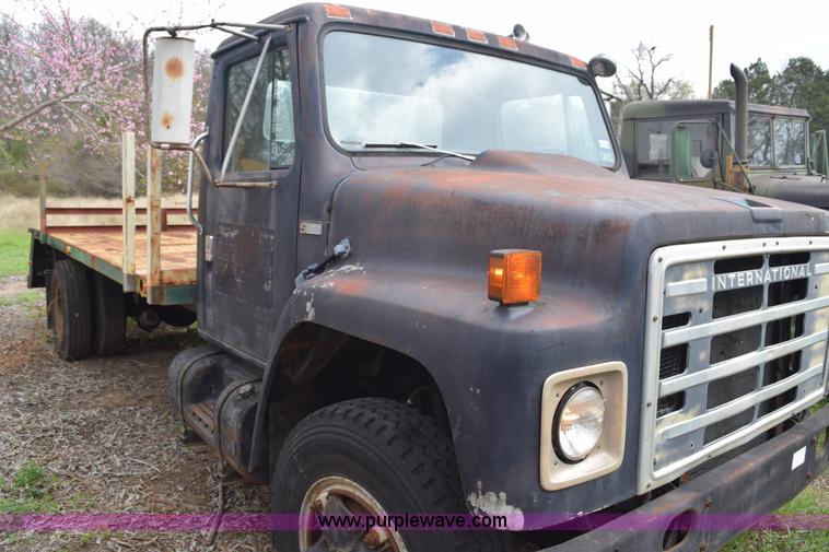 image for item E6306 1982 International 1754 flatbed truck