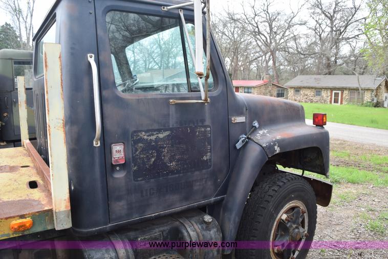 image for item E6306 1982 International 1754 flatbed truck