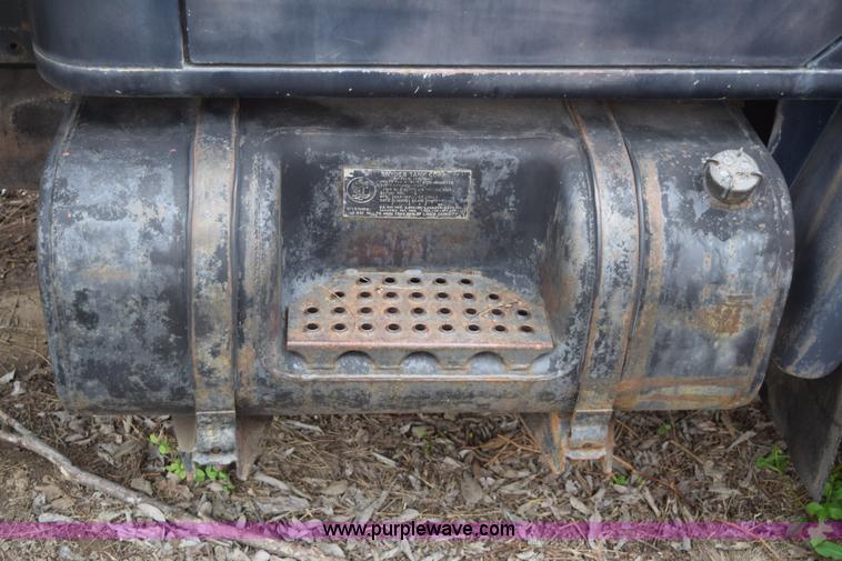 image for item E6306 1982 International 1754 flatbed truck