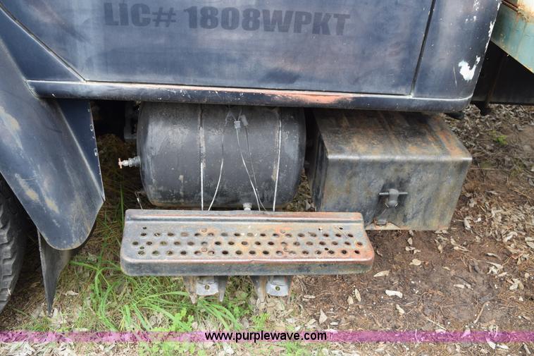 image for item E6306 1982 International 1754 flatbed truck